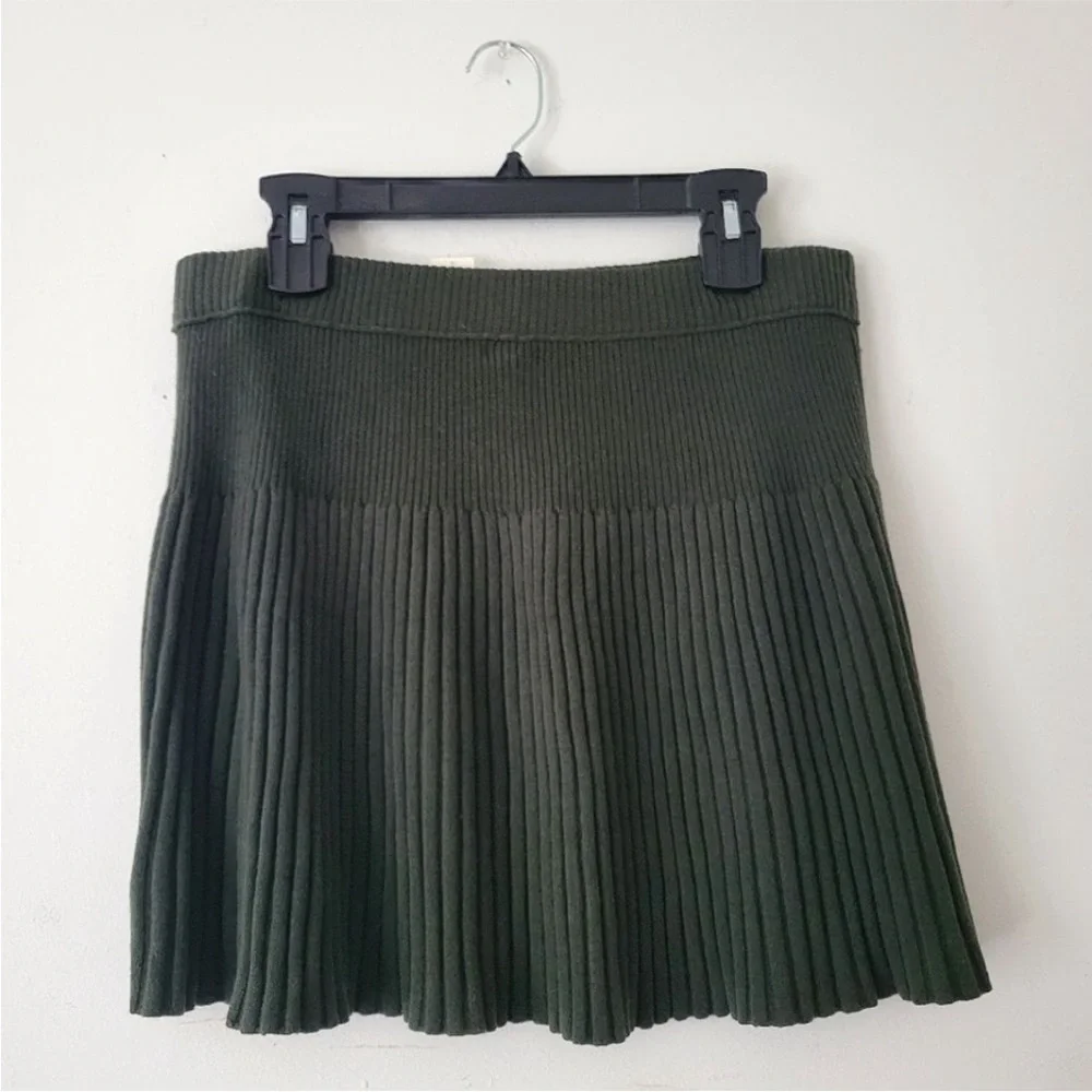 🆕 AERIE Take Charge Stretchy Ribbed Knit Olive Green Pleated Mini Skirt, Size M - Picture 3 of 14